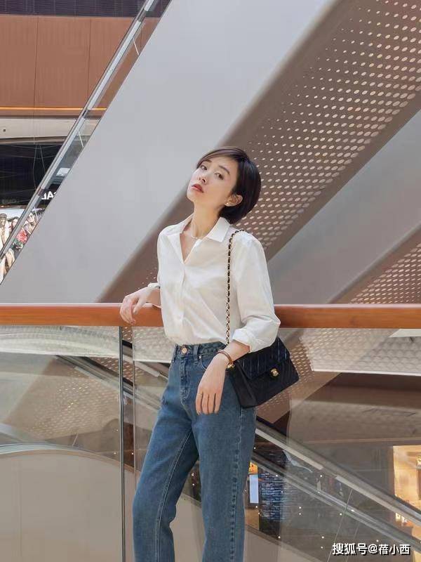 气息|刘涛把“白衬衫+花短裤”穿火了，配上头巾气质惹眼，美出新高度