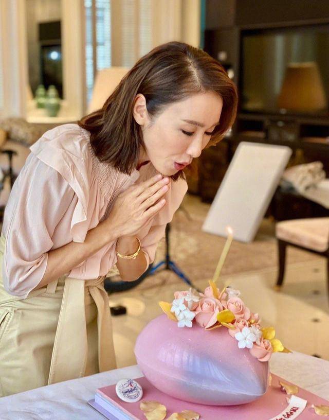 两代|两代女神同框！61岁钟楚红穿大牌尽显阔太范，黎姿罕见显小家子气