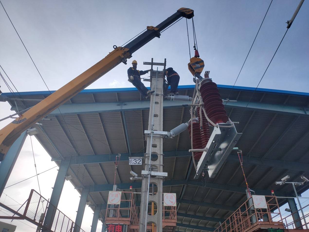 隔离开关更新改造助推天路供电安全再升级_作业