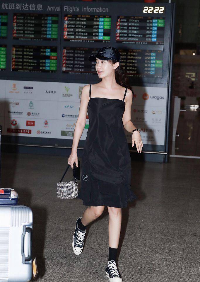 漂亮|32岁李菲儿身材真好，穿完碎花裙又穿小黑裙，腰臀比例惊艳