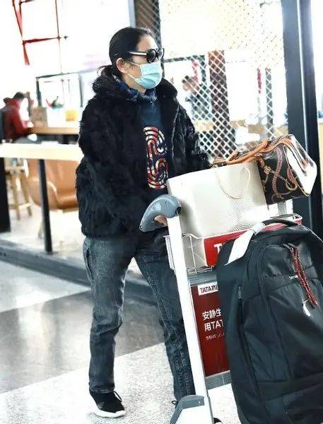 贵妇|62岁倪萍亮相机场，穿4200块卫衣搭皮草扮起贵妇范，比舞台上好看