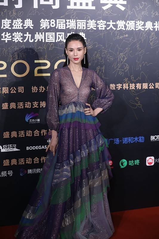 形象|“姑姑”李若彤穿礼服，还是很美，虽然略显老态，但真不像50多岁