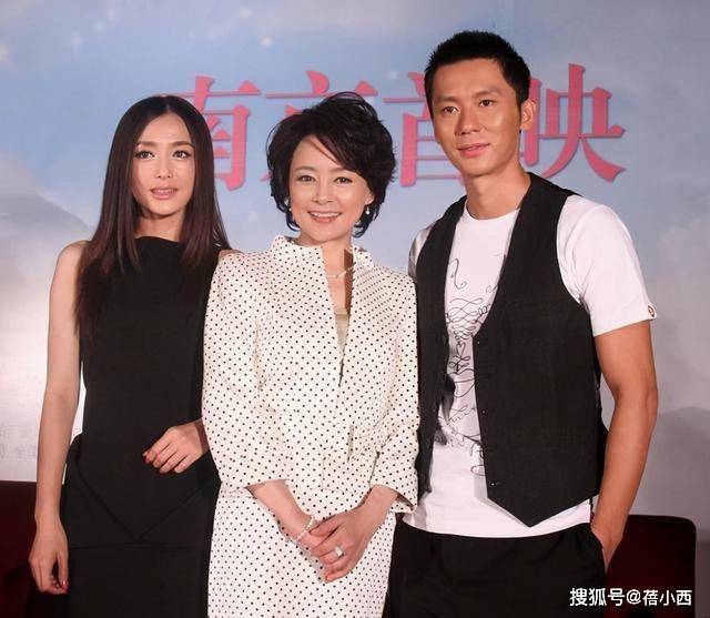 设计|张瑜真的63了吗?穿一身波点西装套裙配短发,看着高级还不显老