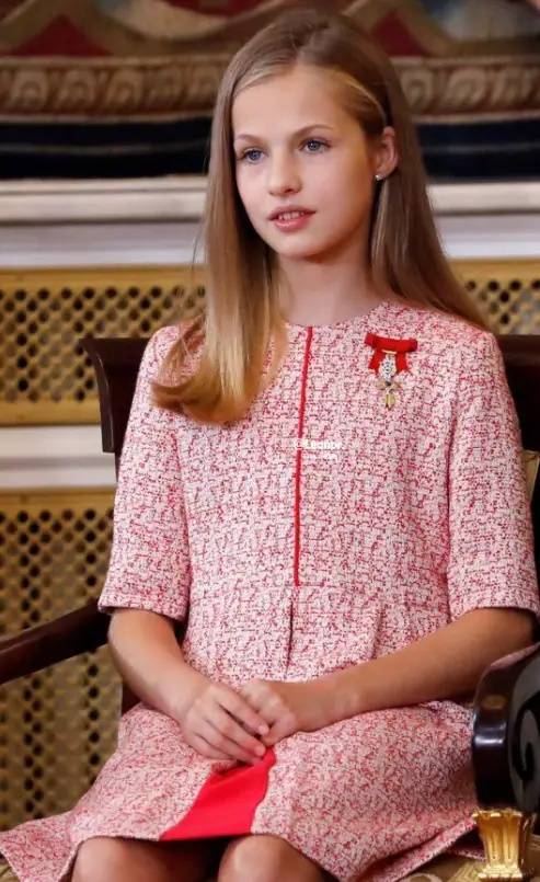 西班牙王室送公主留学,女儿挎三包变"土娃",上学原来世界同步