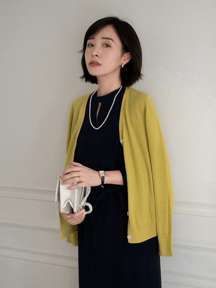 配饰|30+女性这样穿更有魅力！“针织开衫+牛仔裤”，复古优雅又减龄