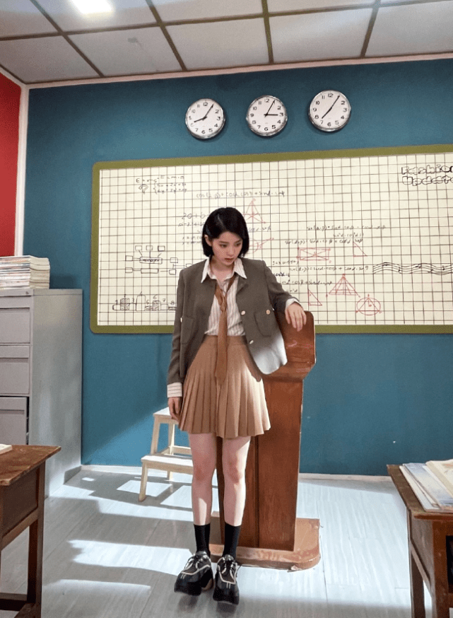 欧阳娜|欧阳娜拍摄学院风写真，JK制服青春洋溢，短发造型清爽灵气