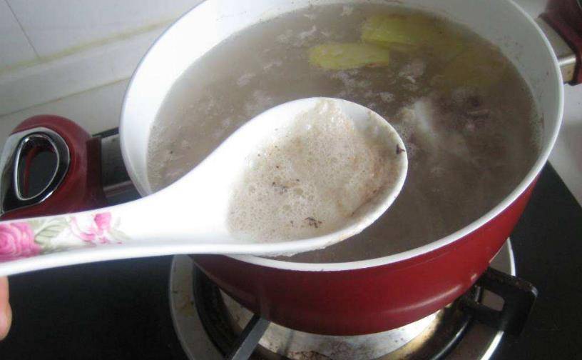 肉汤中的 浮沫 是营养物 还是脏杂质 大厨 主要还是看颜色 腥味