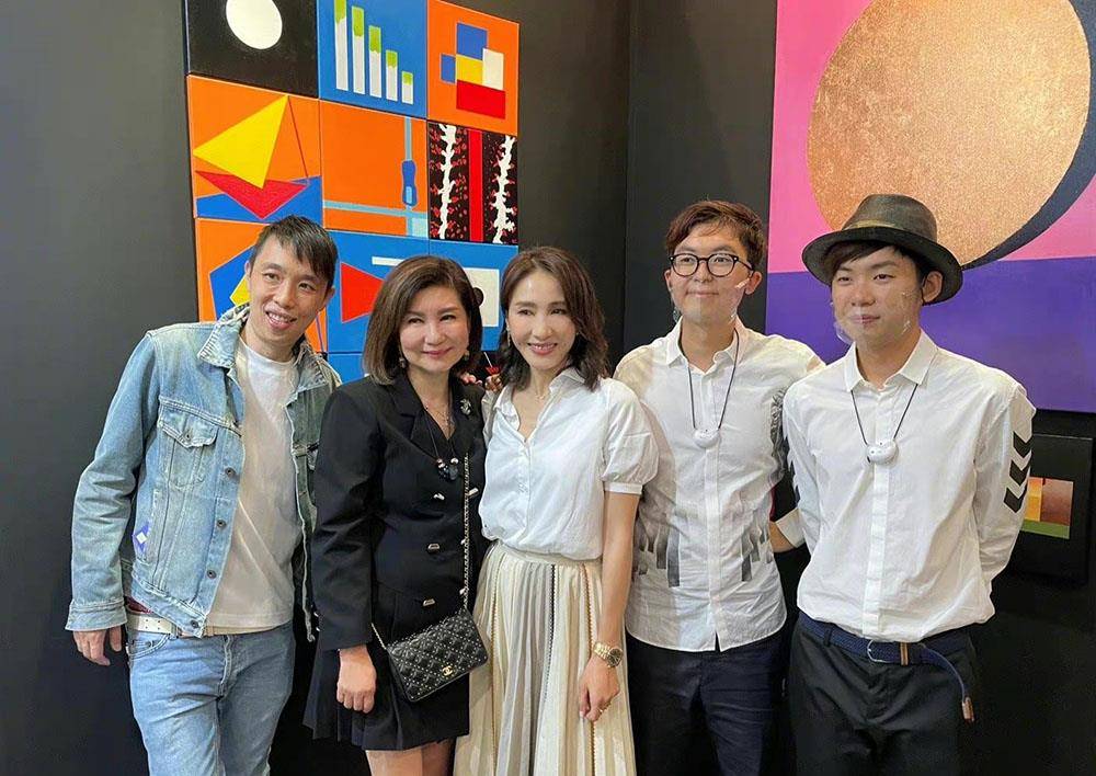 黎姿|港圈二美同框！50岁黎姿穿衬衫半裙五官精致，钟楚红赢气质输穿搭