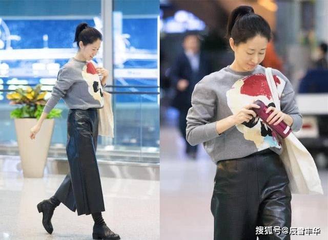 全黑|刘敏涛真的挺会打扮,穿针织衫配连衣裙,“全黑”造型一点都不俗