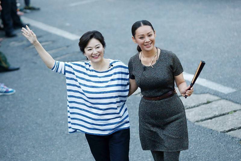 宁静|林青霞保养的真好，和小17岁的宁静手挽手，穿的休闲也不显老