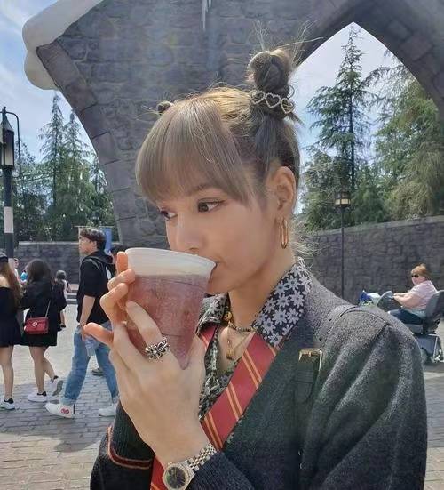 青春|朱茵49岁还追求少女感，穿短裙还扎“哪吒头”，却被双手暴露年龄