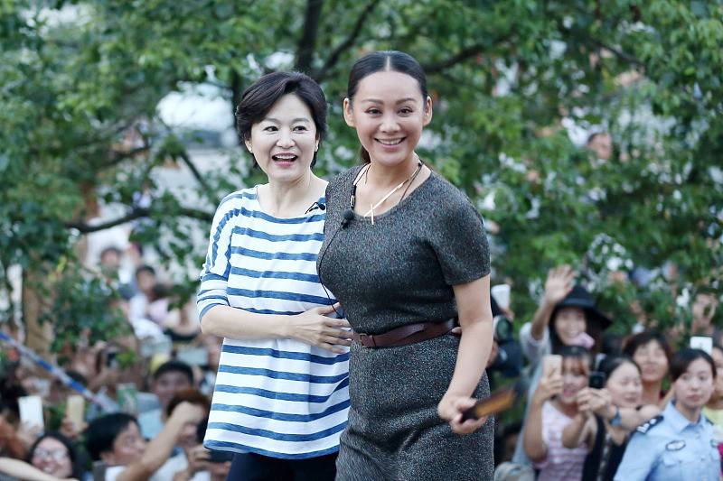 宁静|林青霞保养的真好，和小17岁的宁静手挽手，穿的休闲也不显老