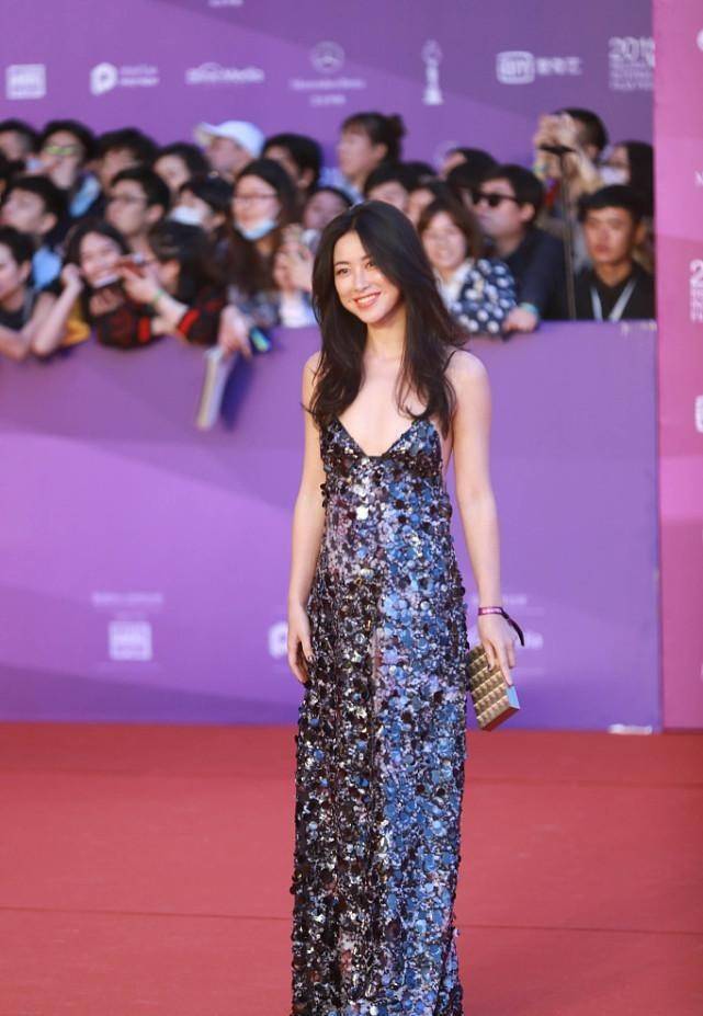 身材|朱珠的气质没她的身材吸引人,穿着省布料的吊带,很有女人味