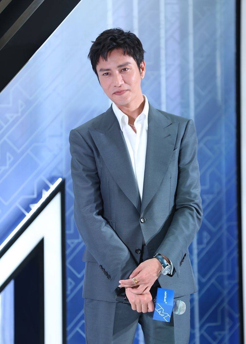 氛围|45岁陈坤还有少年感,与辛芷蕾同穿西装参加活动,看不出大了10岁