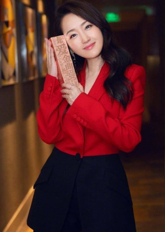 颜色|杨钰莹真会“玩”，穿红色和黑色拼接西装干练利落，潇洒霸气