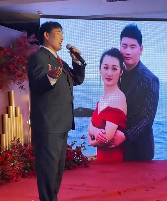 方面|大衣哥儿媳婚后“回门”，V领造型锁骨明显，妆容自然比明星漂亮