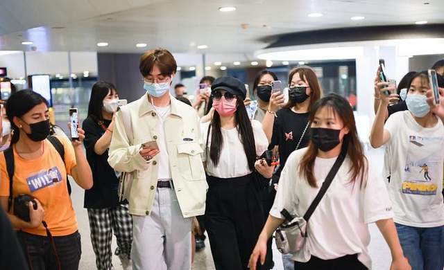 合体|伊能静母子首合体捞金，他出道26天迎首个高奢代言，淡妆太像邓伦