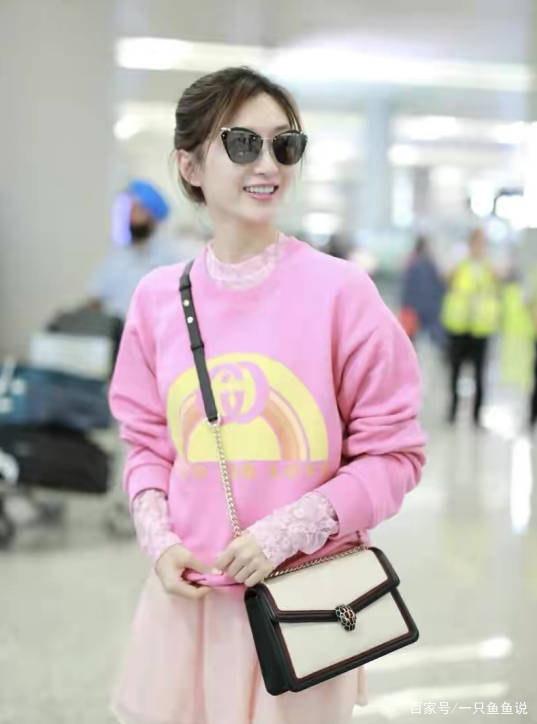 卫衣|气质女神江疏影“转型”了？粉红色卫衣配上墨镜，可爱+帅气