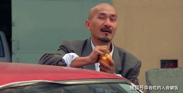 1990年，事业受挫的麦嘉，请洪金宝拍了一部经典，却未能扭转困局