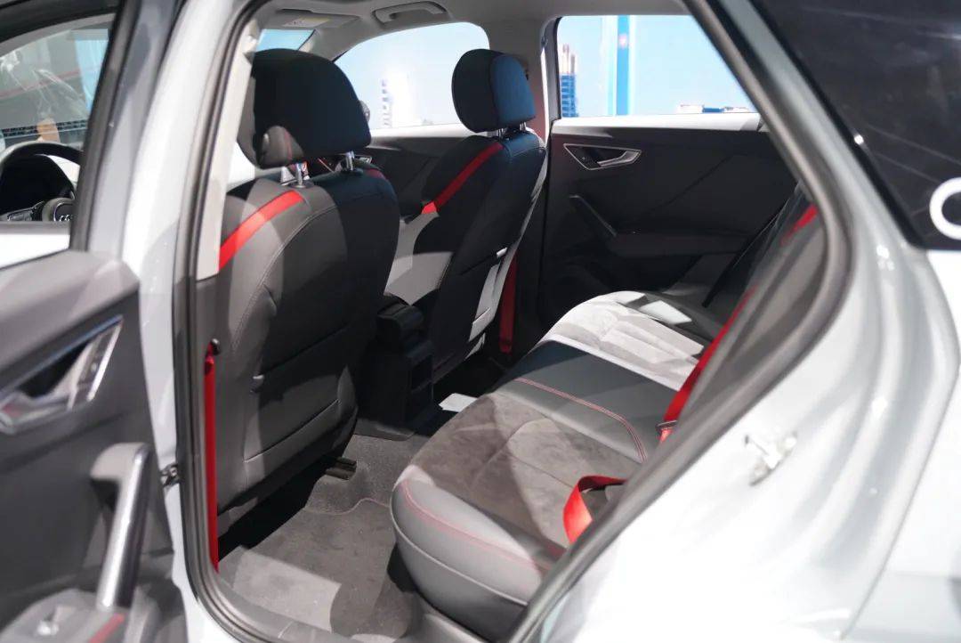 空间部分,作为一台小型suv,全新奥迪q2l的前后排空间表中规中矩,后排
