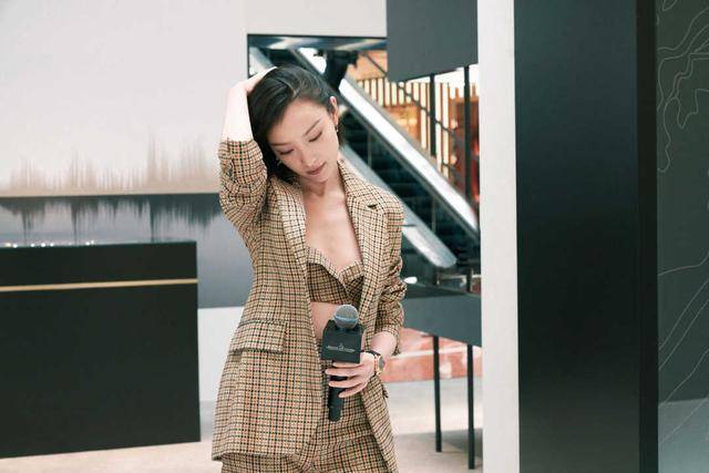 亮点|葛天的时尚品味真不错，穿格纹西装干练知性，搭牛仔裤帅气利落