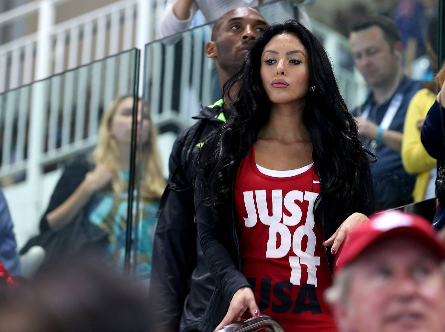 穿着时尚参加时装秀,双腿丰腴面容依旧年轻_科比