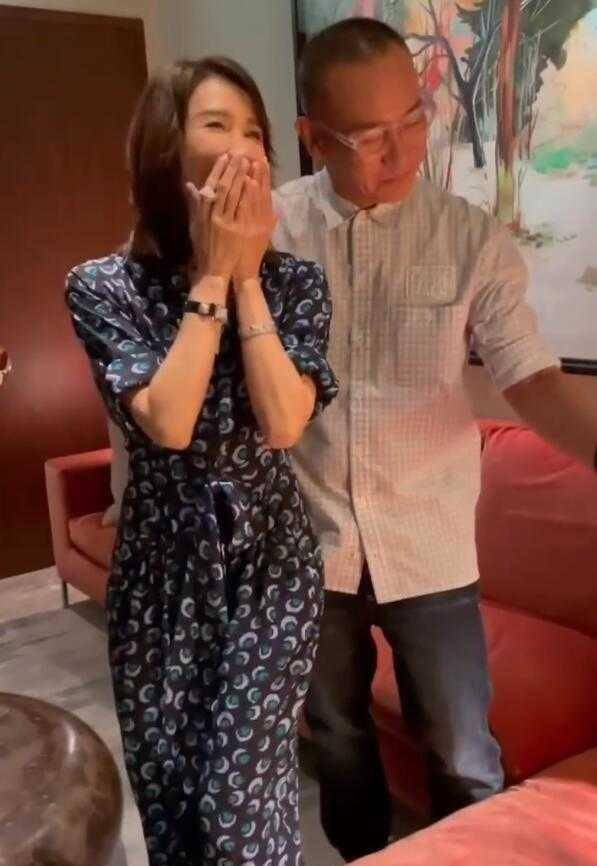身材|黎姿退圈后罕见露面，穿印花连体裤状态惊艳，哪像70后的人