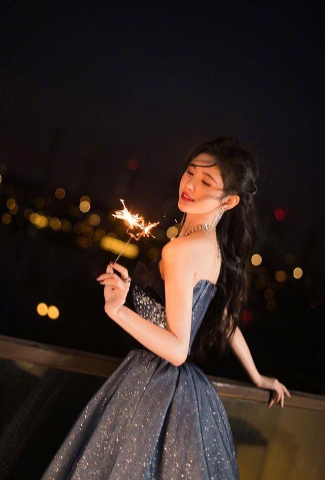 亮点|鞠婧祎的品味真不错，短毛衣配牛仔裤随性洋气，戴贝雷帽复古时髦