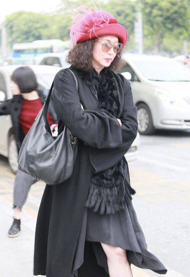 显示|金星越来越有女人味了，黑色拼接大衣优雅稳重，内敛稳重又成熟