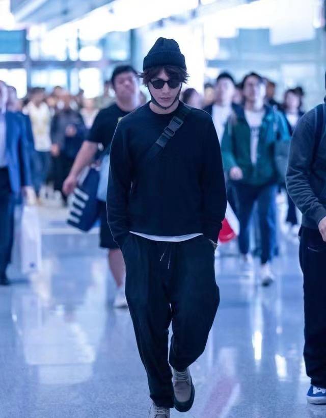 氛围|45岁陈坤还有少年感,与辛芷蕾同穿西装参加活动,看不出大了10岁