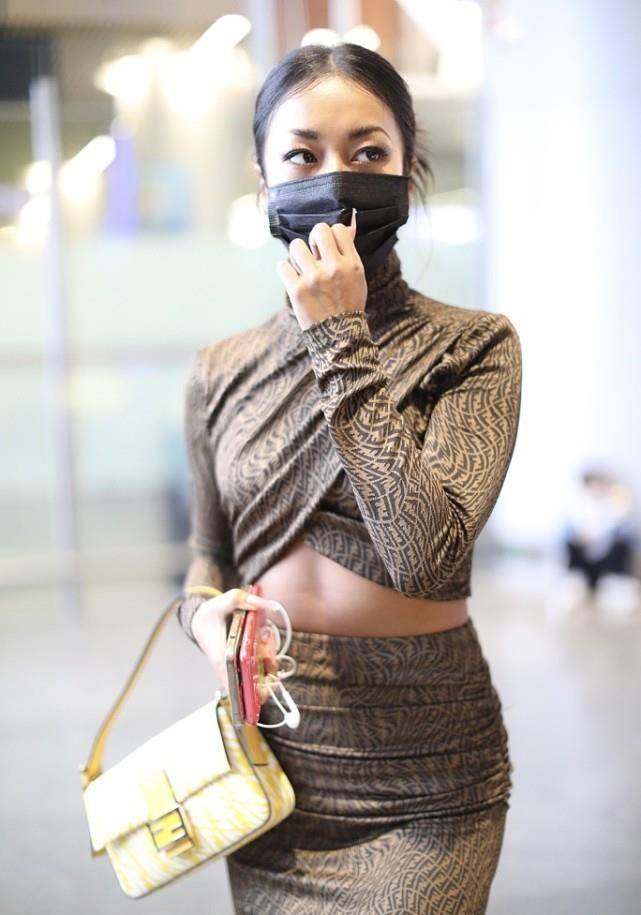 身材|吉克隽逸这么穿不难受吗？衣服勒得这么紧，感觉一直在绷着