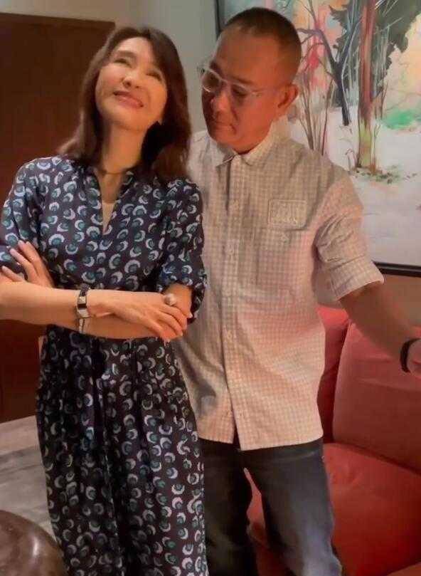身材|黎姿退圈后罕见露面，穿印花连体裤状态惊艳，哪像70后的人