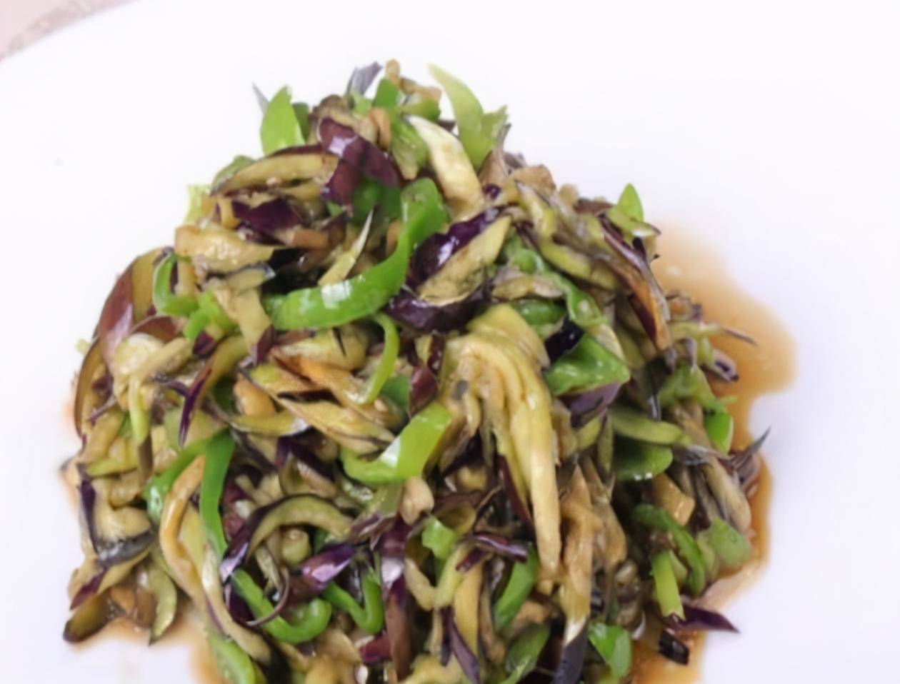 青椒炒茄丝3,稍加点儿水,翻炒2分钟后,加少许糖,适量盐调味即可.