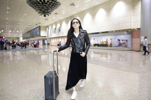 好身材|巩俐的气质真不是吹的，黑色皮衣配半身裙潇洒利落，气场全开