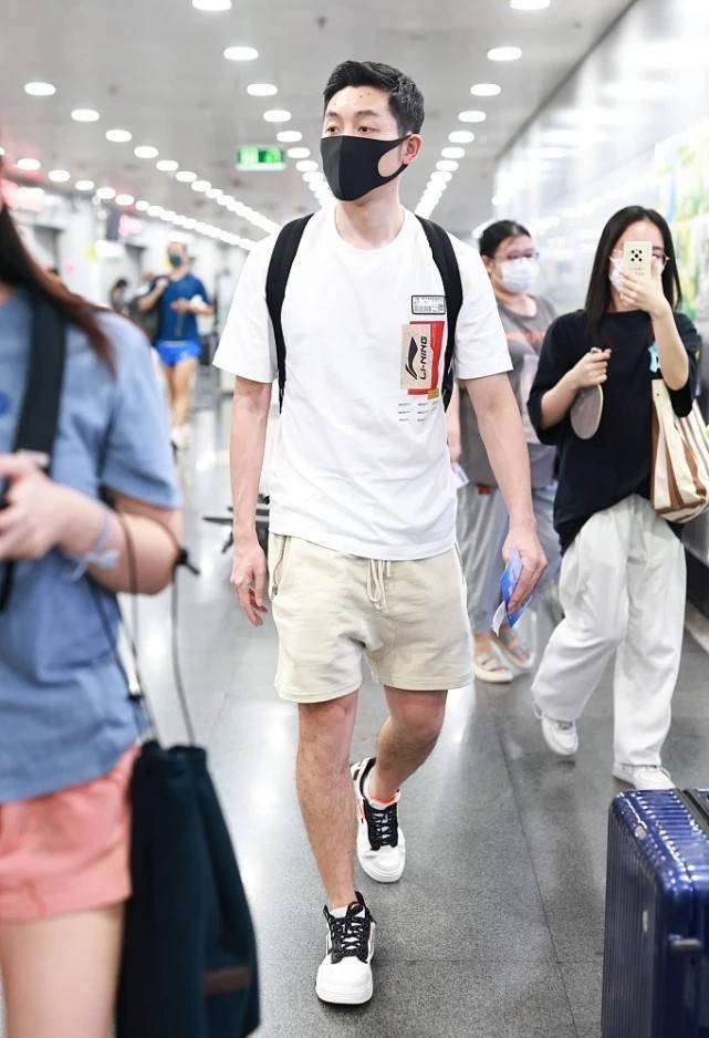 许昕"机场秀"变身潮男,运动短裤 白t简洁大气,造型真显气质_卫衣显