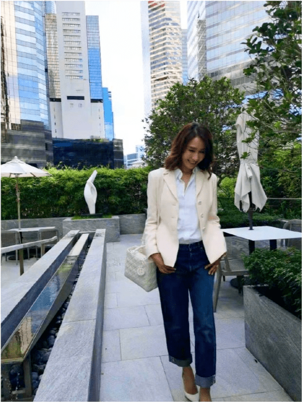 两代|两代女神同框!61岁钟楚红穿大牌尽显阔太范,黎姿罕见显小家子气