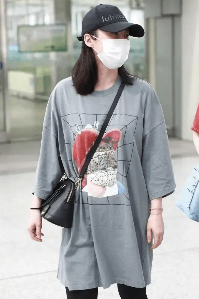 健美裤|蒋勤勤穿宽松T恤走机场，配棒球帽还挺潮的，却被健美裤暴露年龄