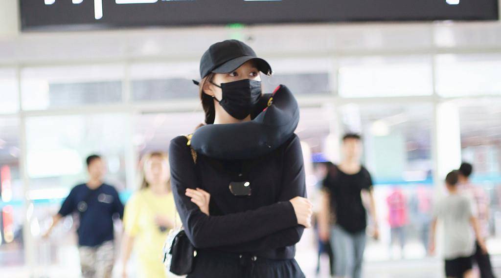 因为|关晓彤穿搭似老干部,背花包显老气,腿不够长的人不像她这样穿