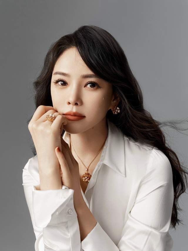 合体|伊能静母子首合体捞金，他出道26天迎首个高奢代言，淡妆太像邓伦
