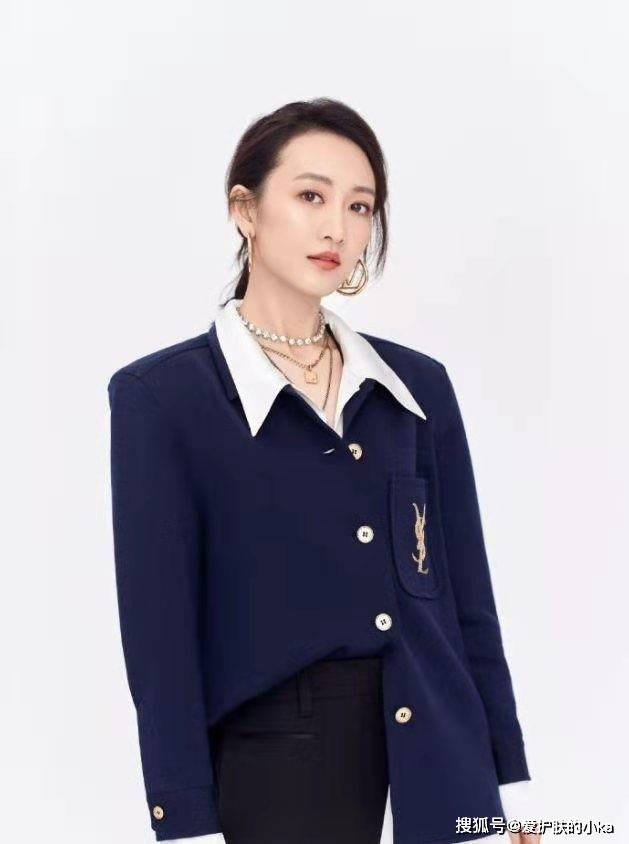 王鸥|王鸥有多瘦看脚就知道，西装配短裤洋气高级，靴子穿成“堆堆袜”