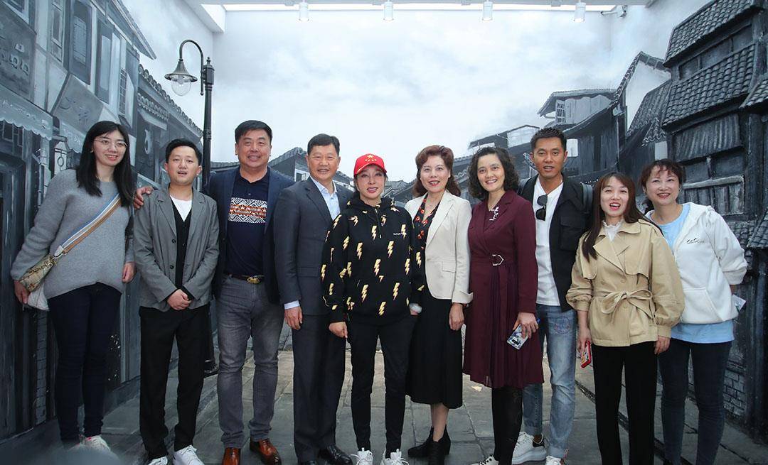 条纹|69岁刘晓庆真自信，穿衬衫塞小脚裤上胖下瘦，小肚子胖一圈太抢镜