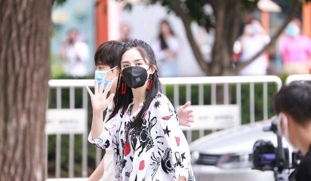 女生|谢娜二胎后复出状态不错，穿宽松泡泡袖挡肉有心机，麻花辫是亮点