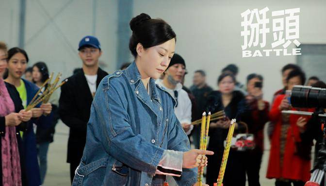 衣品和|郝蕾这次逆袭了，43岁穿大白裙入职当老师，座谈会侃侃而谈超严肃