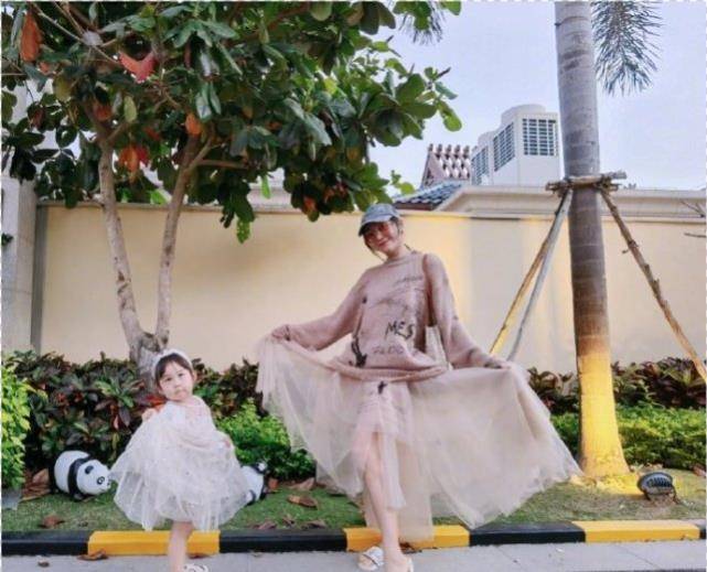 马尾|杜若溪携女儿春游,3岁肉肉多风格装扮漂亮养眼,近9斤婴儿长大了