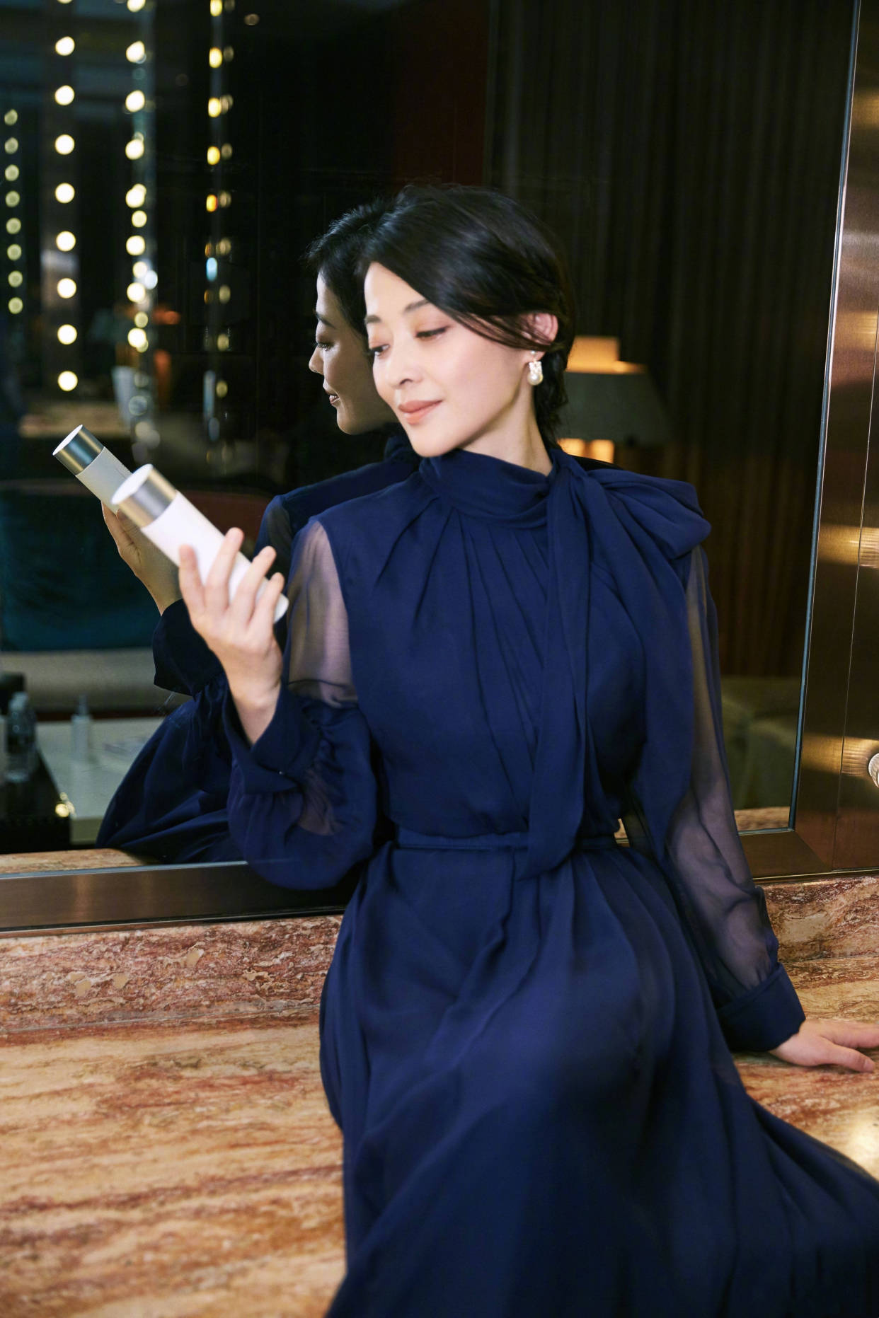 原创梅婷真是气质型女神衬衫裙搭条针织披肩现身也能美得高雅大气