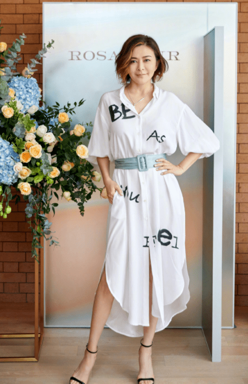 新潮|关之琳虽是“大妈的年纪”，打扮很新潮，大衣配印花套装潇洒干练