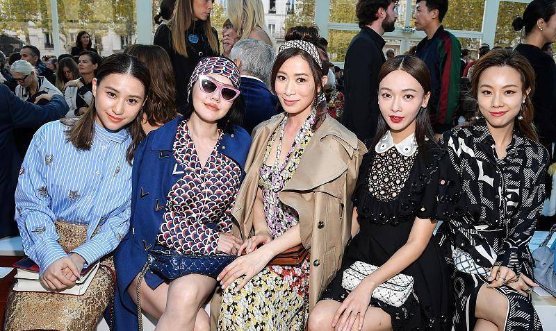 一线|何超莲穿的好高级啊，就算和一线明星拍合照，气势上也不输