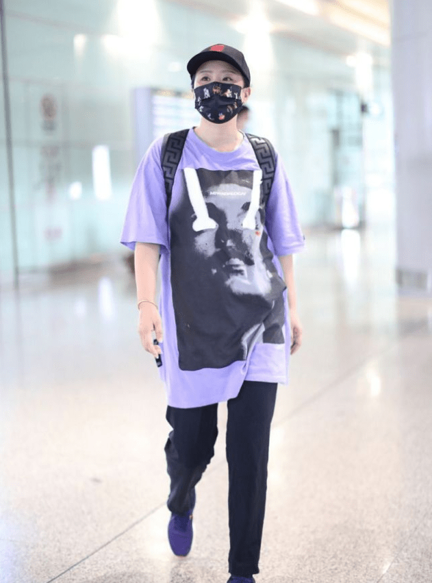 设计|龚琳娜新造型突破真大，穿男友T恤大走嘻哈风，阿姨辈真会赶潮流