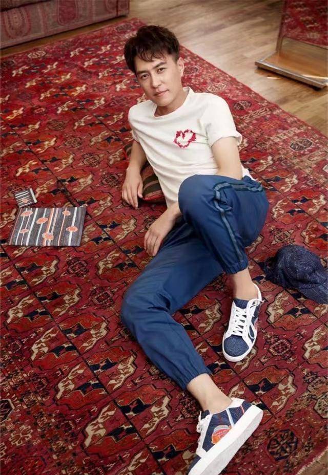 心形|老干部靳东挺厉害！白T恤牛仔裤满脸少年感，43岁装嫩吊打小鲜肉