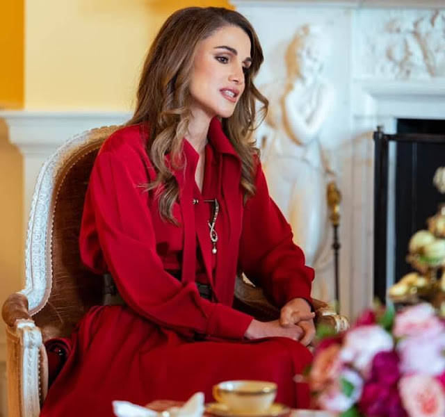 紫裙|约旦王后51岁生日官方照来啦！一身紫裙亮相真贵气，看着真像30岁